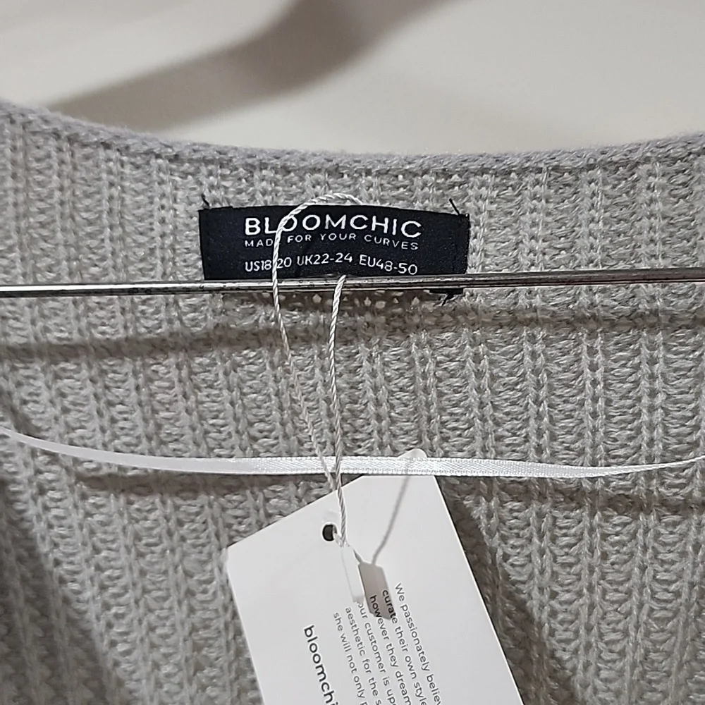 Bloomchic NWT Heather Split Side Contrast V Neck Pullover TAN/GRAY US 18/20-2X